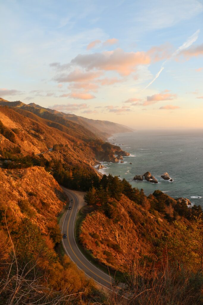 Une route de Californie au bord de l’océan : un cheminement qui représente mon parcours professionnel.