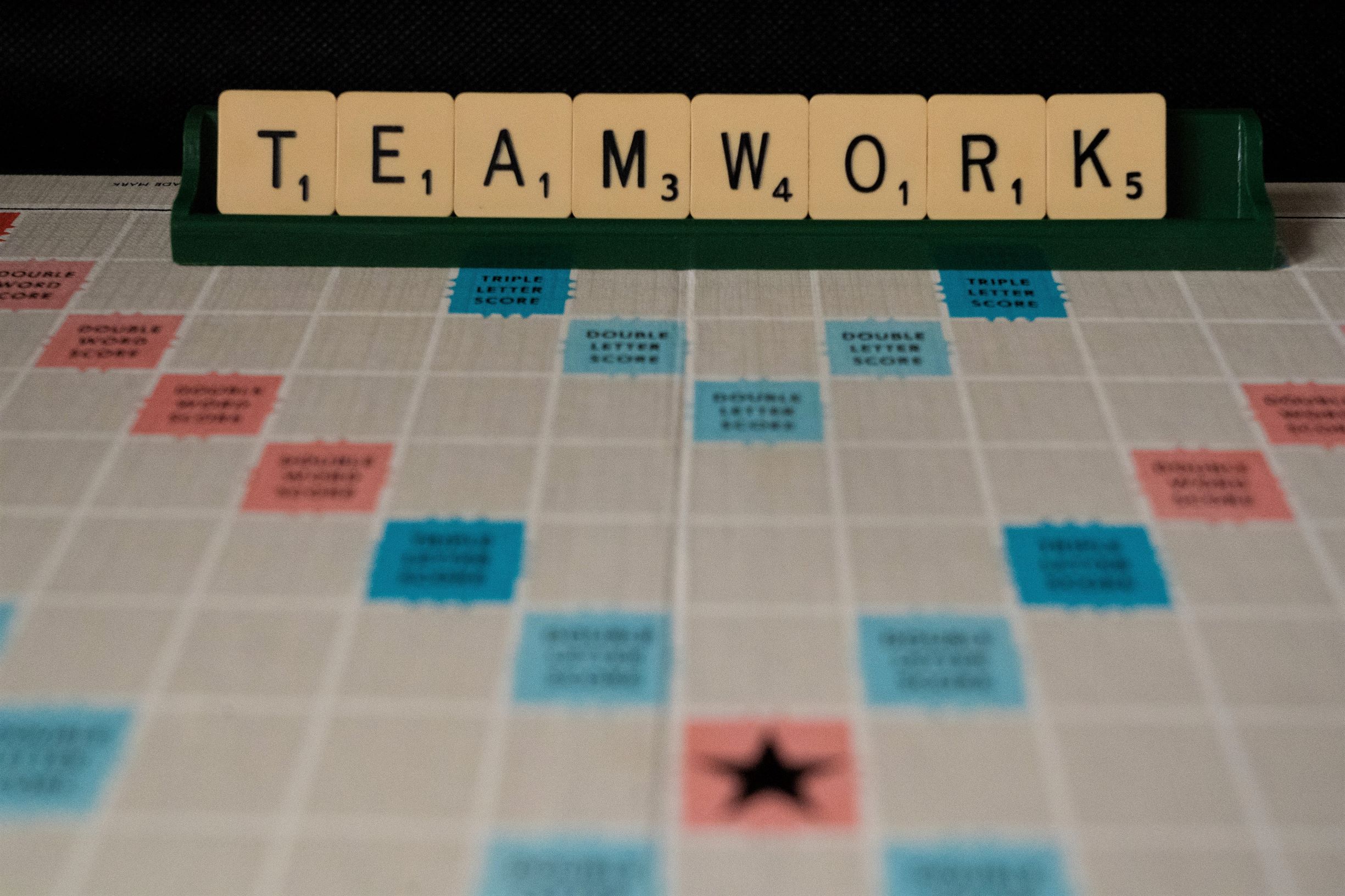 Plateau de scrabble avec le mot "Teamwork", le but d'un coaching en milieu académique !